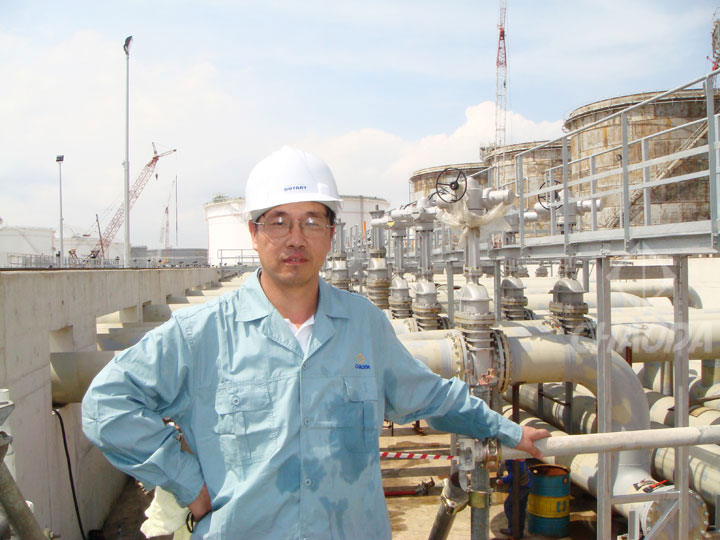 邱晓来在亚洲较大油库-新加坡UT油库工程